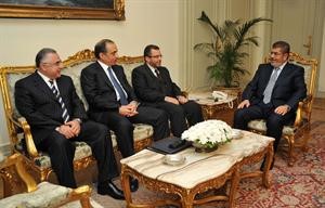 الرئيس المصري د محمد مرسي مجتمعا برئيس الحكومة د هشام قنديل ورئيسي المركزي المصري السابق والحالي العقدة ورامز امس الاولافپ