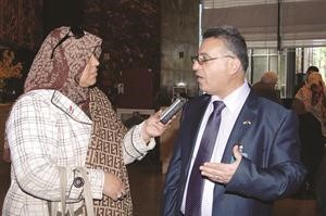 عبدالناصر النجار متحدثا الى الزميلة هناء السيد﻿