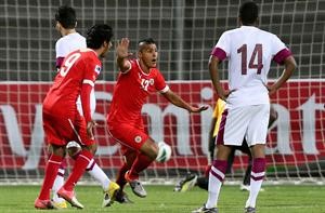 فرحة لاعب البحرين فوزي عايش بهدف الفوز من ركلة جزاء في مرمى قطر افپ