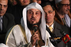بالفيديو.. المصلون يحاولون رفع سيارة العريفى أمام جامع عمرو بن العاص .. ويتبادل الهدايا مع قبطي على الهواء