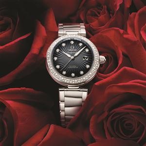 «أوميغا» تقترح إهداء ساعة قيمة للشخص العزيز على قلبك في عيد الحب