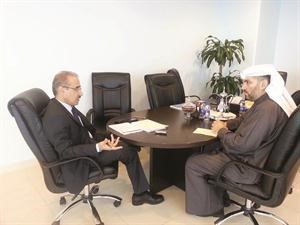 درضا الخياط متحدثا للزميل محمود الموسوي﻿