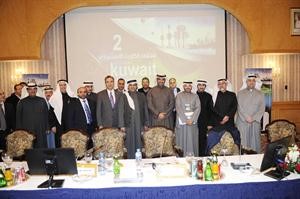 الوزير مع المشاركين في الجلسة الثانية للملتقى هاني عبدالله
