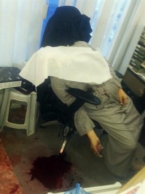 المجني عليه بعد مقتله في مكتبه بالجليب