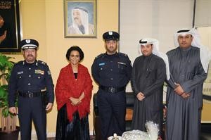 الشيخة فريحة الاحمد خلال استقبالها اللواء يوسف الانصاري ووفد الاطفاء