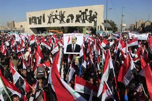 جانب من التظاهرة المؤيددة لنوري المالكي في ساحة التحرير امس 	افپ﻿