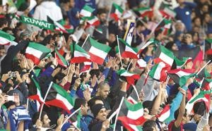 الجمهور الكويتي الغفير ازر اللاعبين بقوة وشجعهم بحرارة على التاهل لنصف نهائي خليجي 21 	الازرق كوم﻿