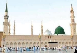 القبض على سعودي ناصح مذيعة لإجرائها لقاءات مع الرجال أمام المسجد النبوي 