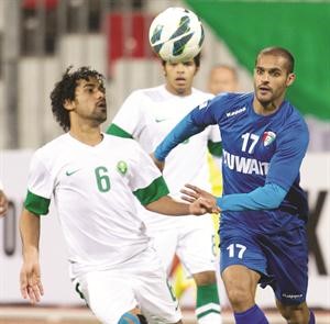 نجم الازرق بدر المطوع يتخطى السعودي احمد عطيف الازرق كوم
