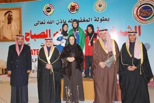 الشيخة لطيفة الفهد والشيخ سلمان الحمود والشيخ عبدالله فهد السعد مع البطلات
