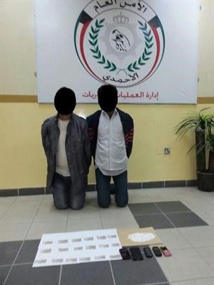 الاسيويان وامامهما المضبوطات﻿