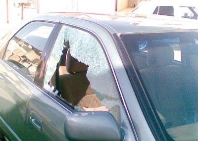البحث عن مجهولين كسروا واجهة شركة بسيارة وسرقوا تجوري به 26 ألف دينار 