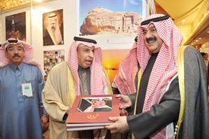 الجارالله يطلع من السفير السعودي على احد الاصدارات
