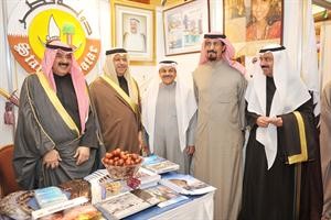 وخلال جولته في الجناح القطري بحضور السفير عبدالعزيز الفهيد
