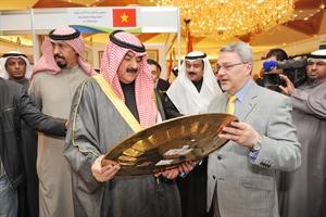 السفير العراقي محمد حسين بحر العلوم يطلع الجارالله على مشاركات الجناح العراقي
