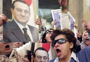 انصار الرئيس السابق حسني مبارك يحتفلون بقرار اعادة محاكمته امس رويترز
