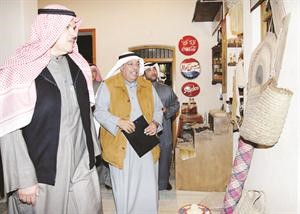 الشيخ سلمان الحمود خلال زيارته متحف بيت العثمان