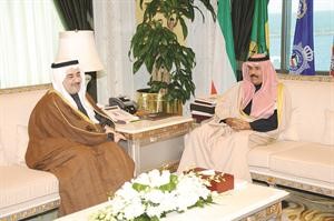سمو ولي العهد الشيخ نواف الاحمد مستقبلا الشيخ احمد الحمود
