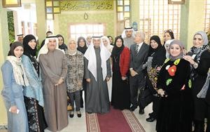 دنايف الحجرف ودعدنان شهاب الدين ومحمد الكندري ومريم الوتيد مع الحضور في الجولة داخل مدرسة ام عطية الانصارية
