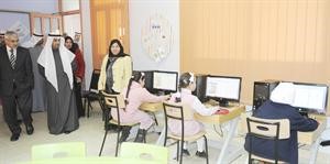 الوزير الحجرف يتفقد الفصول الدراسية
