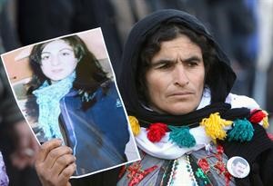 كردية خلال تظاهرة امام قنصلية فرنسا بشمال العراق تحمل صورة احدى الناشطات الثلاث اللاتي قتلن بباريس افپ﻿