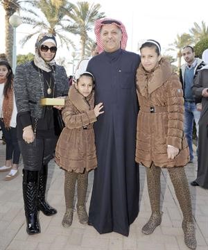 دمحمد الهيفي مع بناته خلال الجولة
