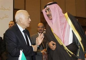الشيخ صباح الخالد وامين عام الجامعة العربية نبيل العربي على هامش اجتماع وزراء الخارجية العرب﻿
