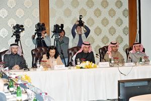علي اليوحة متوسطا عددا من حضور الندوة متين غوزال
