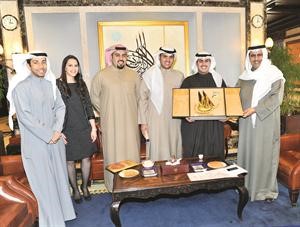 سمو رئيس الوزراء الشيخ جابر المبارك خلال لقائه رئيس واعضاء الهيئة الادارية لاتحاد اميركا﻿