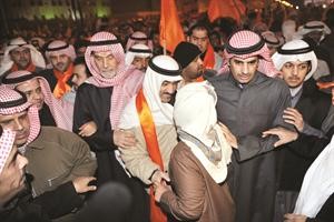 النائبان السابقان مسلم البراك وخالد الطاحوس خلال المسيرة ويبدو عباس الشعبي