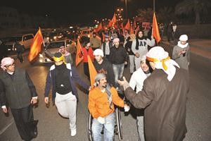 بعض المشاركين يحملون اعلاما برتقالية