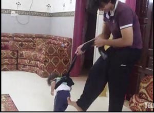 بالفيديو.. الطريقة القديمة في تعليم الأطفال المشي.. لا تخلو من القسوة