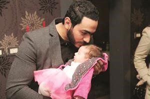 صورة لتامر حسني مع الطفلة التي قيل انها ابنته
