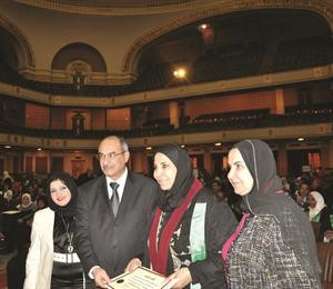 الشيخة د سعاد الصباح خلال تكريمها في جامعة القاهرة بحضور د رشيد الحمد والزميلة فوزية الابراهيم