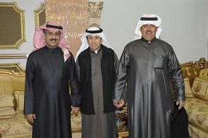 الحسيني متوسطا النائب محمد البراك واحد الضيوف
