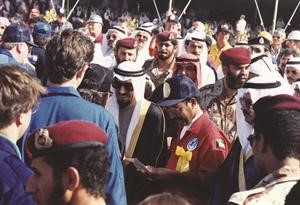 امير البلاد الراحل الشيخ جابر الاحمد اثناء الاحتفال باطفاء اخر بئر