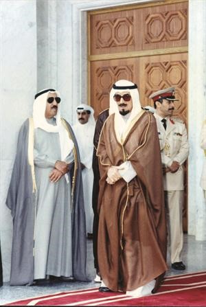 سمو الامير الراحل الشيخ جابر الاحمد رحمه الله مع صاحب السمو الامير الشيخ صباح الاحمد
