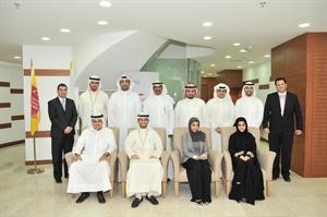 الحماد متوسطا موظفي البنك﻿
