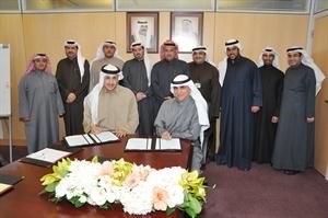 لقطة جماعية للجانبين قبيل توقيع العقد
