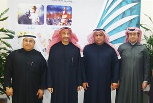 سعد مكي متوسطا فيصل بورسلي وعبدالعزيز المحيلاني وراشد الراشد 