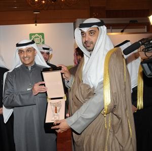 تكريم احد ممثلي الجهات المشاركة انور الكندري﻿