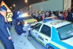 متظاهر يقوم بتحطيم الزجاج الجانبي لدورية شرطة صور خاصة بتقرير وزارة الداخلية حول كرامة وطن 6