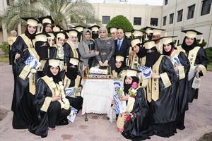 دخديجة العلي تتوسط عددا من الخريجات
