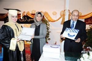 تكريم احدى الخريجات