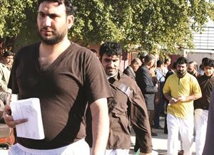 مجموعة من المساجين الذين افرج عنهم من سجن الرصافة في بغداد امس رويترز