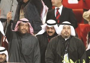 الرئيس الفخري لاتحاد الكرة الشيخ احمد الفهد يحيي اللاعبين والى جانبه رئيس اتحاد الكرة الشيخ دطلال الفهد الازرقكوم