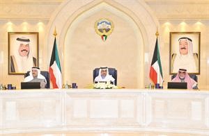 سمو رئيس الوزراء الشيخ جابر المبارك متوسطا الشيخ احمد الحمود والشيخ احمد الخالد خلال جلسة امس﻿