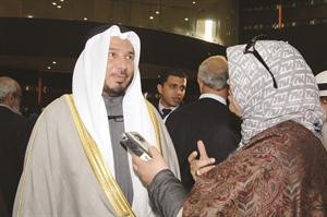 دعبدالله المعتوق متحدثا الى الانباء ناصر عبدالسيد
