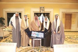 سمو ولي العهد الشيخ نواف الاحمد يتسلم الموسوعة من دخالد المذكور ودعبدالمحسن الخرافي ودعصام الفليج ويعقوب يوسف الكندري
