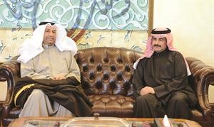 الشيخ مبارك الدعيج خلال لقائه القنصل صالح الصقعبي
